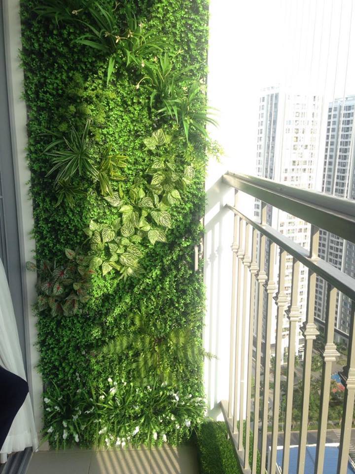 Thi công tường cây giả tại Hà Nội sẽ tạo ra cho ban công của bạn một không gian thư giãn, thoải mái giữa những giờ phút bận rộn. Hãy xem qua những hình ảnh của Ban Công Xinh để cảm nhận sự ấn tượng của tiểu cảnh này.