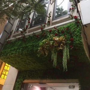 trang trí cây hoa giả cho cửa hàng