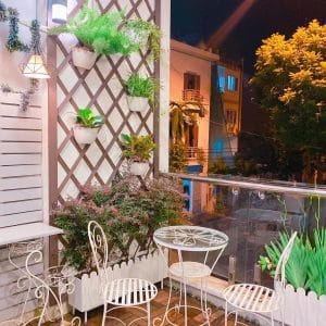 mẫu ban công xinh với giàn treo cây hình trám