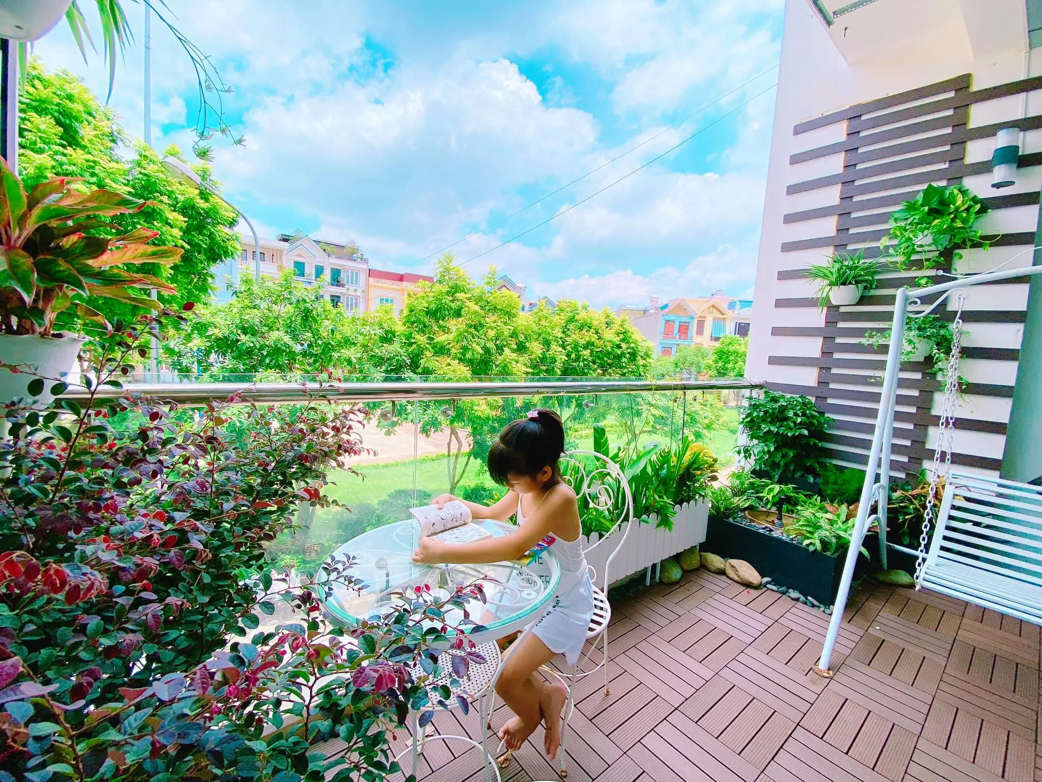 Thư Viện Mẫu Ban Công Đẹp | Ban Công Xinh 38 trang trí ban công xinh với cây hoa cùng bàn ghế