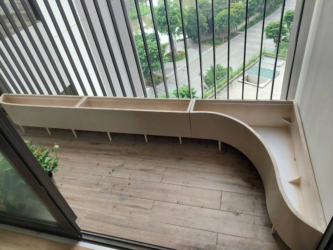 Thư Viện Mẫu Ban Công Đẹp | Ban Công Xinh 13 Chậu góc ban công 100x120x25, mẫu chậu xếp góc chữ L cho ban công nhỏ hẹp