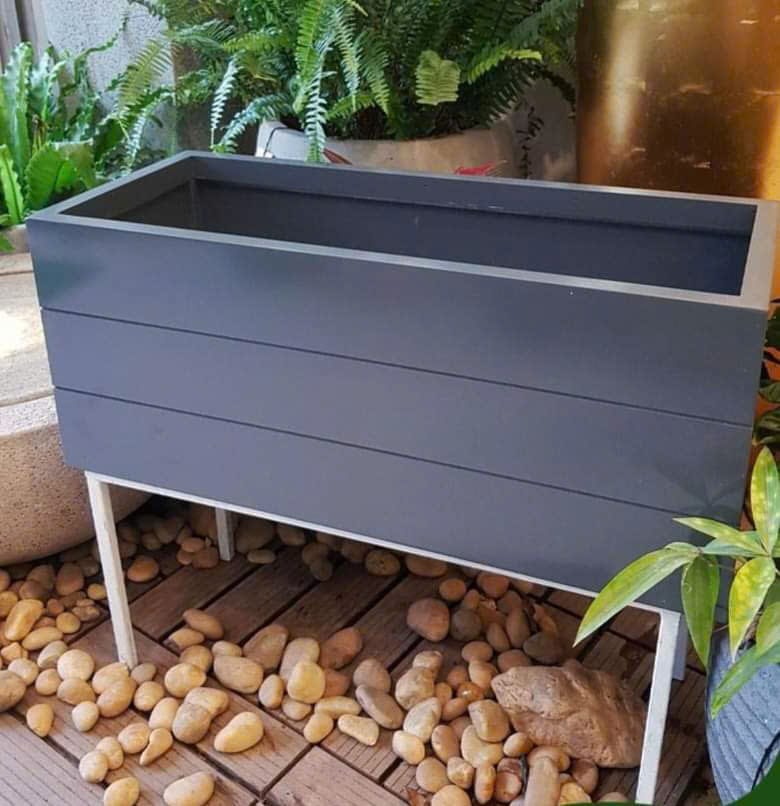 Chậu kẻ chỉ sơn ghi kèm chân gác