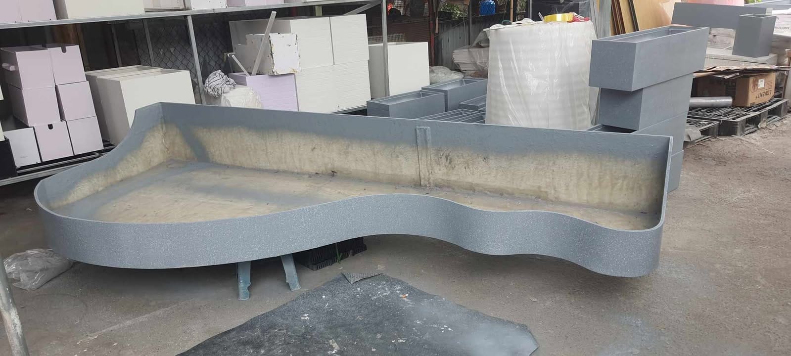 chậu composite sợi thủy tinh phù hợp làm góc tiểu cảnh trên ban công