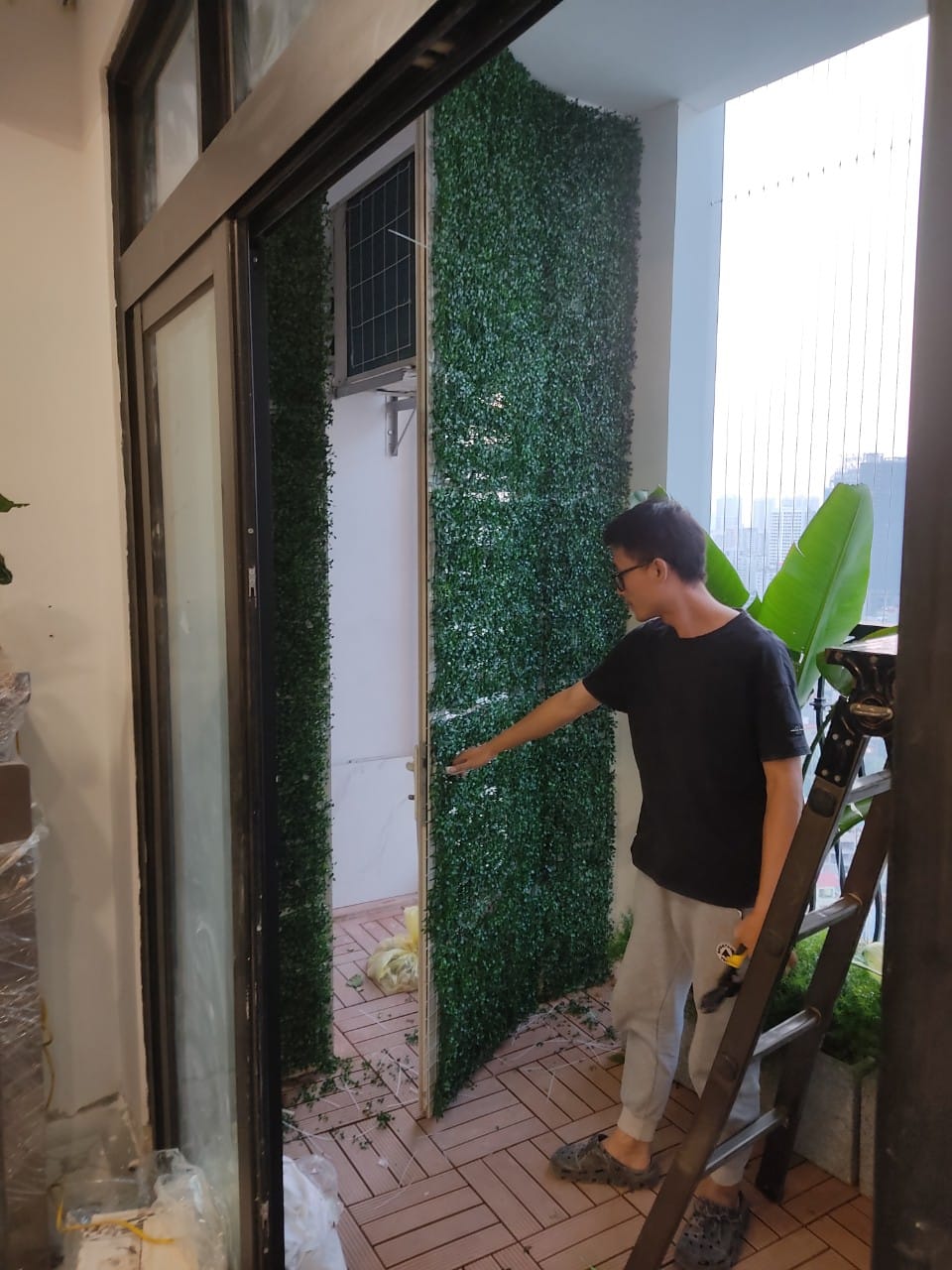 cửa che điều hòa bằng tường cây giả