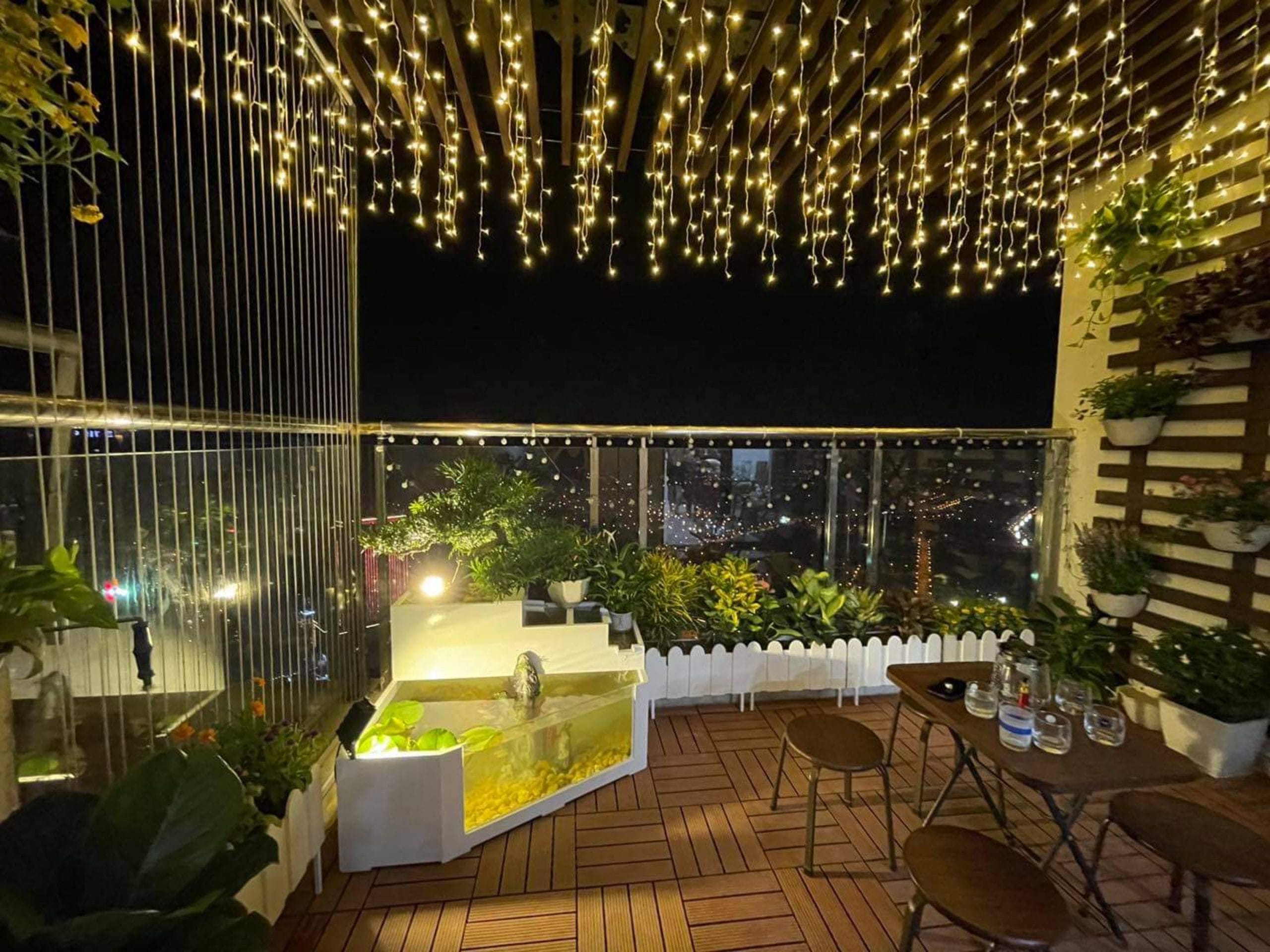 mẫu ban công sân thượng chill với đèn led buổi tối