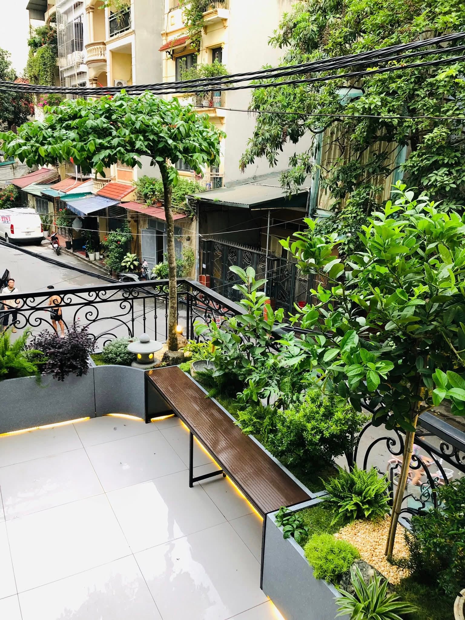 mẫu sân thượng có hệ chậu chậu cây kèm ghế