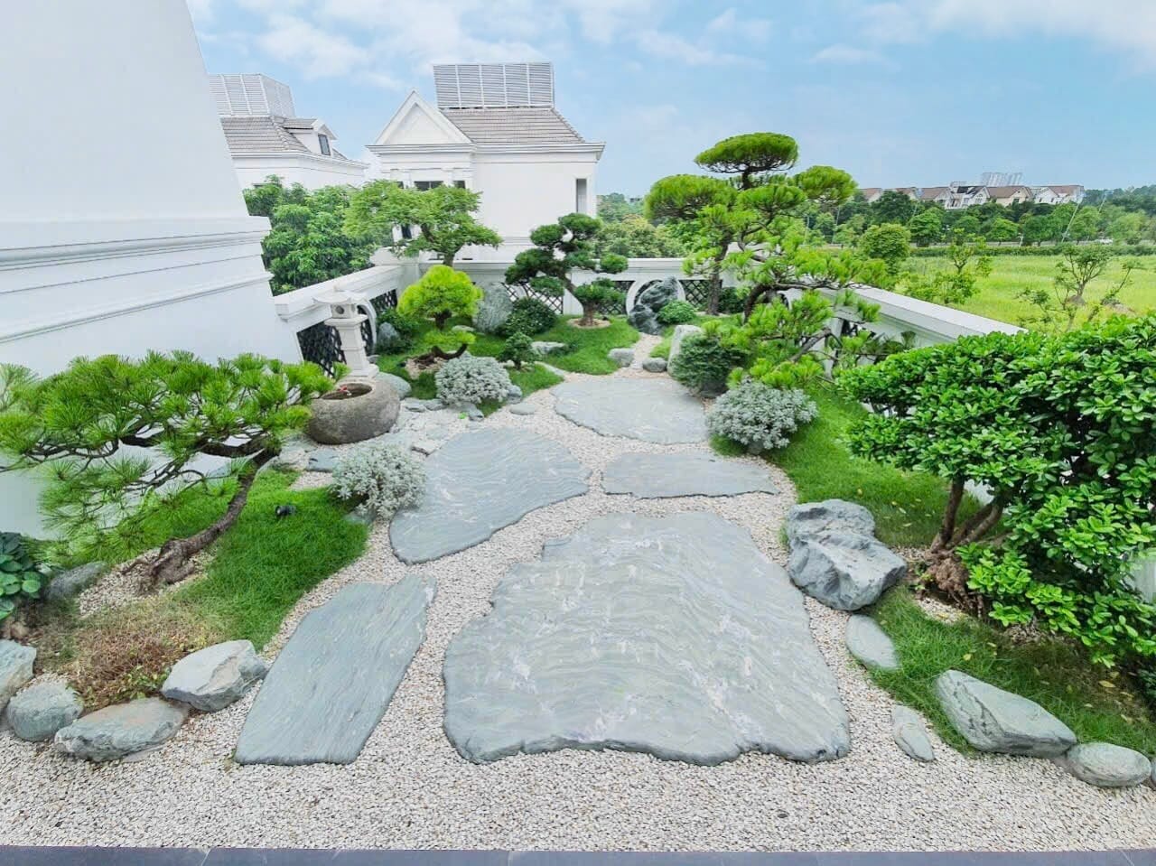 mẫu tiểu cảnh sân thượng trồng cây bonsai phong cách zen Nhật Bản