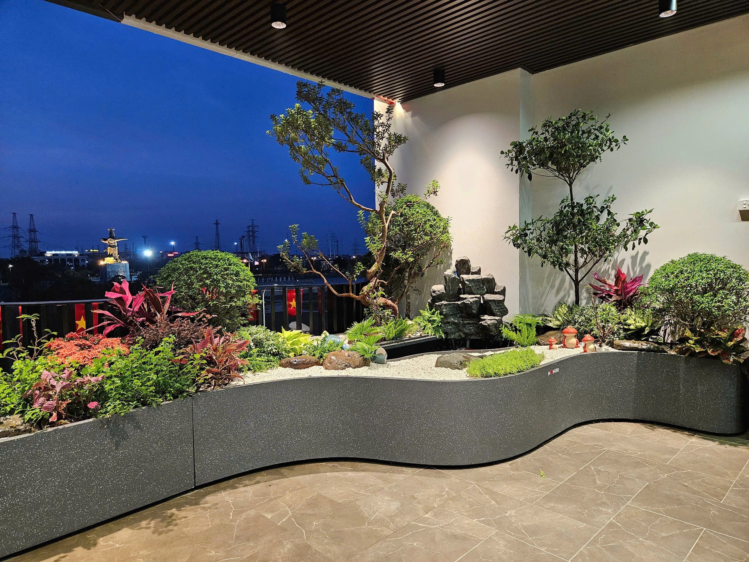 mẫu trang trí ban công sân thượng 20m2