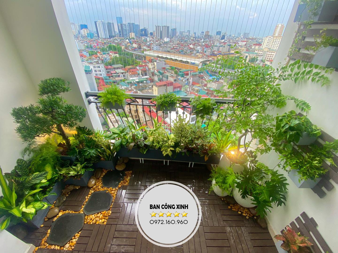 trang trí ban công royal city phong cách tropical